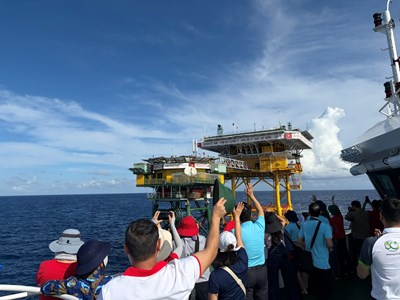 OCEAN EDU ĐỒNG HÀNH CÙNG ĐOÀN CÔNG TÁC SỐ 16: GỬI TRỌN YÊU THƯƠNG ĐẾN QUÂN DÂN TRƯỜNG SA