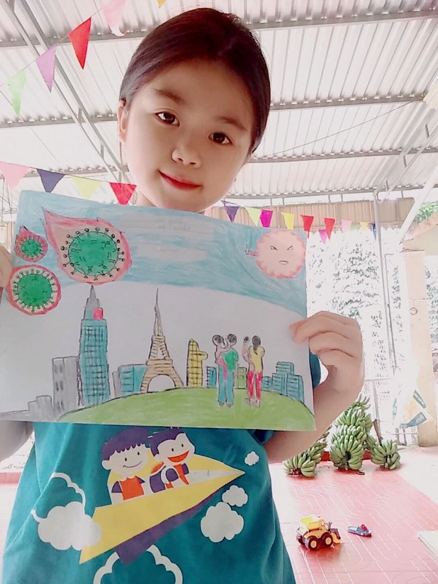 Học sinh Trường TH Lê Hồng Phong vẽ tranh với chủ để Em yêu biển đảo quê hương